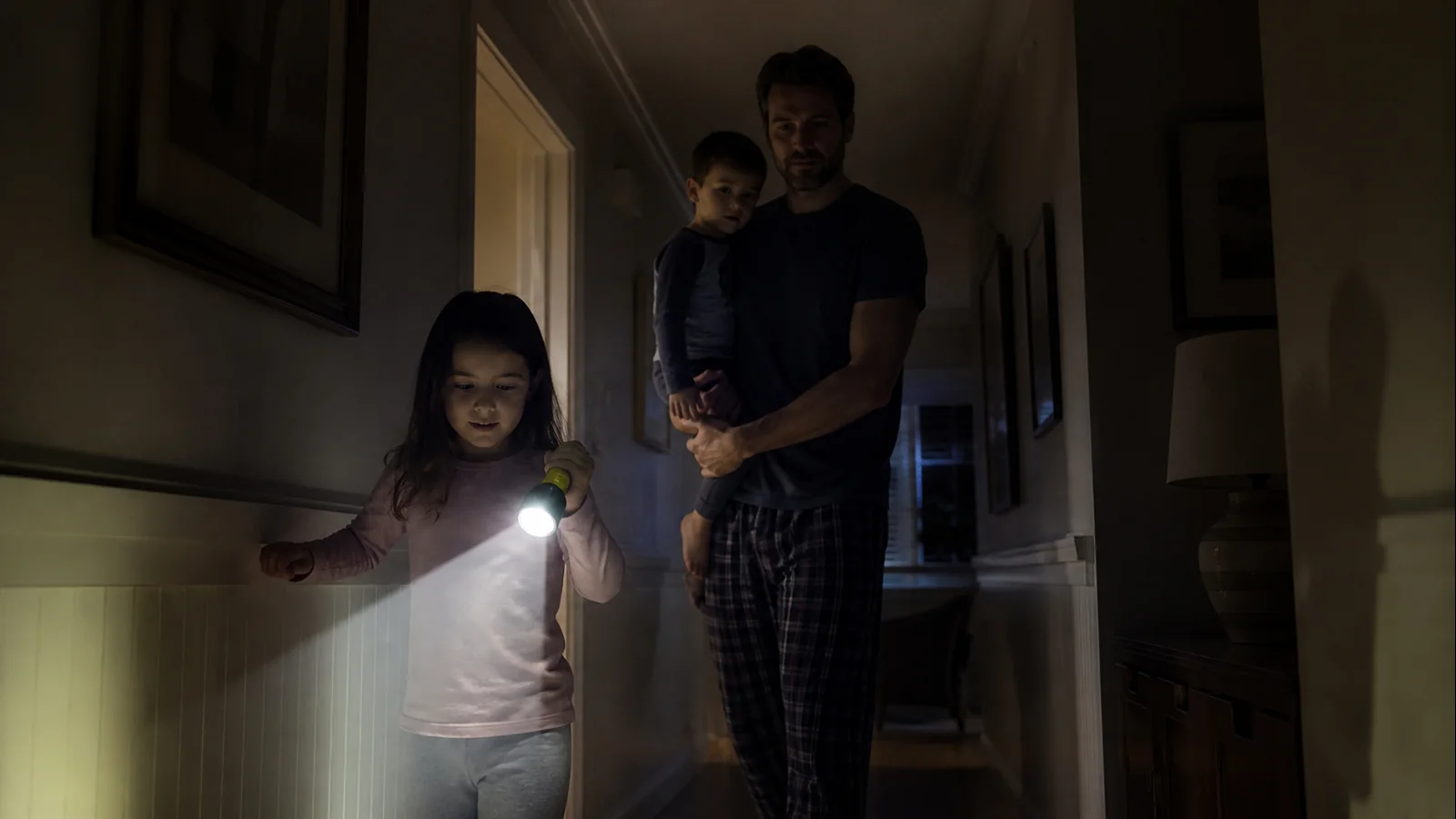 Mise en situation éditoriale d'un lampe torche haute visibilité dans un contexte de secours domestique