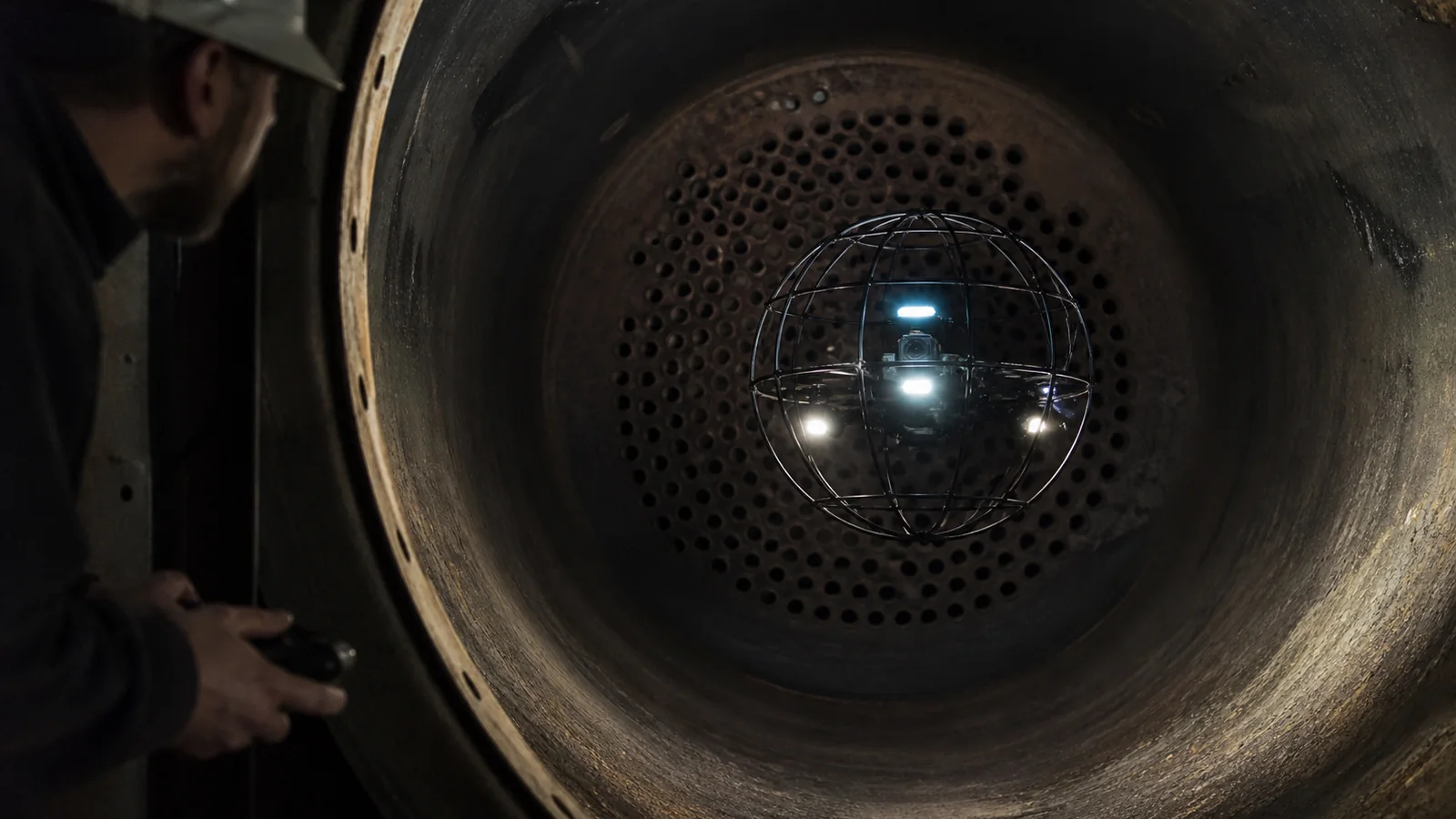 Mise en situation éditoriale d'un drone en cage pour intérieur dans son contexte d'usage professionnel
