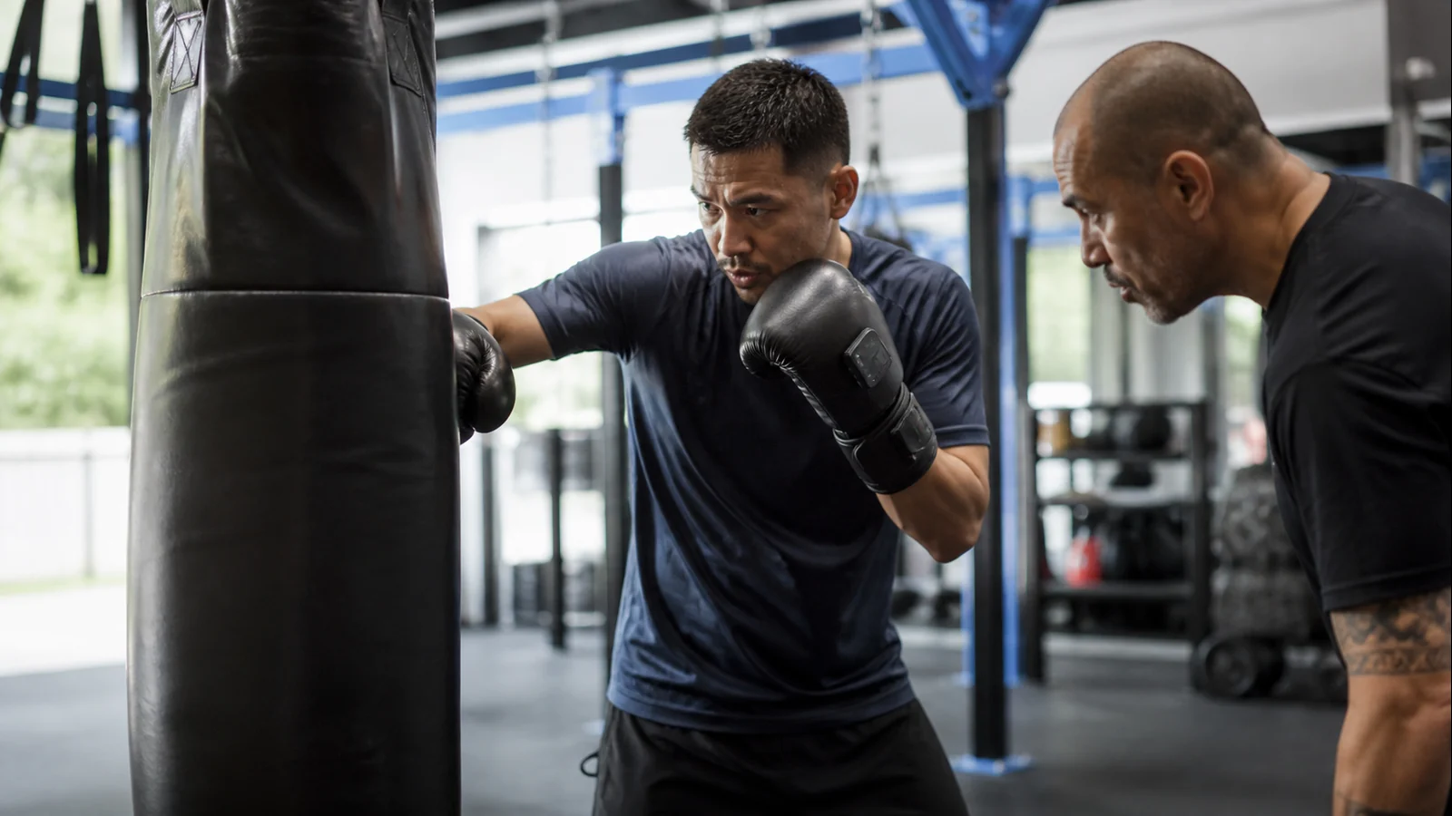 Mise en situation éditoriale d'un capteurs de boxe sous les gants dans son contexte d'usage professionnel