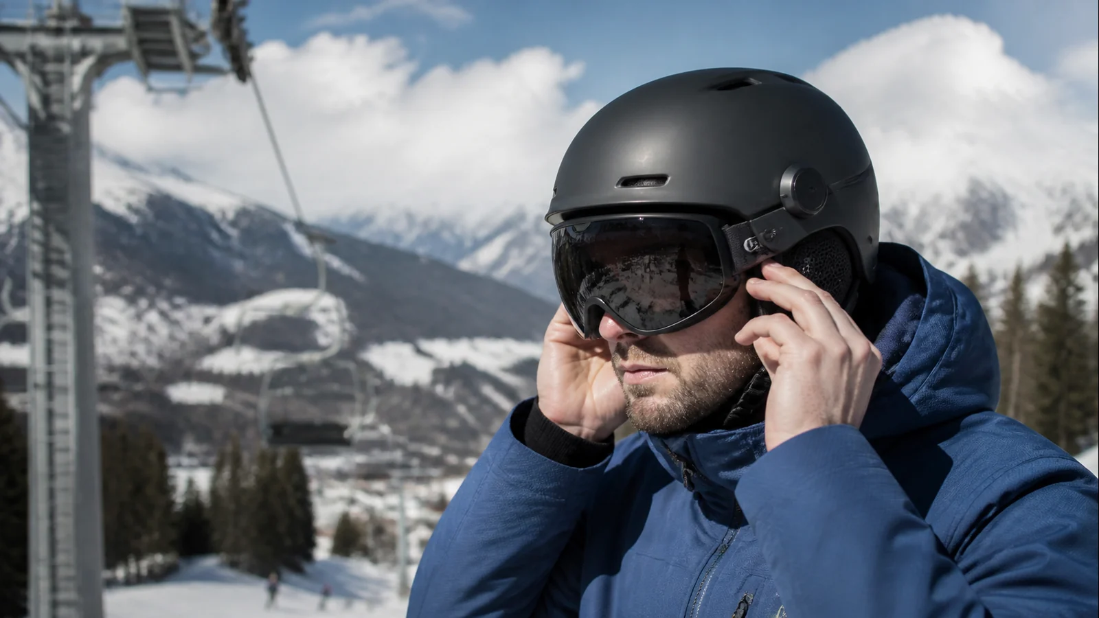 Mise en situation éditoriale d'un casque de ski connecté dans son contexte d'usage professionnel