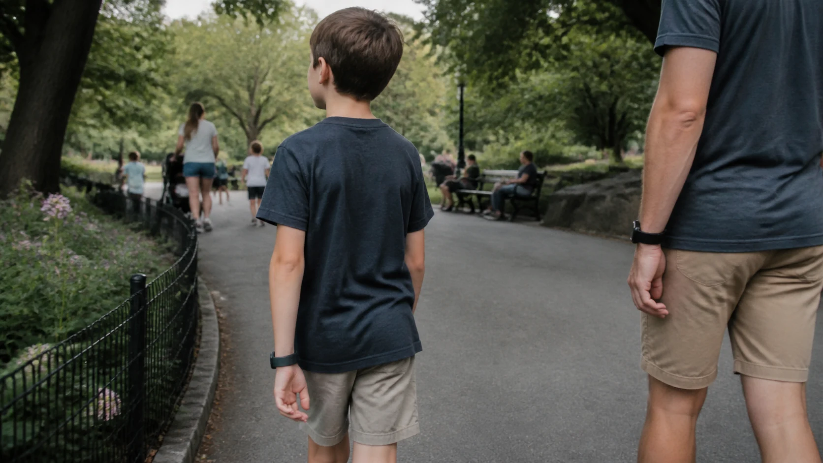 Mise en situation éditoriale d'un bracelet de localisation pour enfant dans son contexte d'usage professionnel
