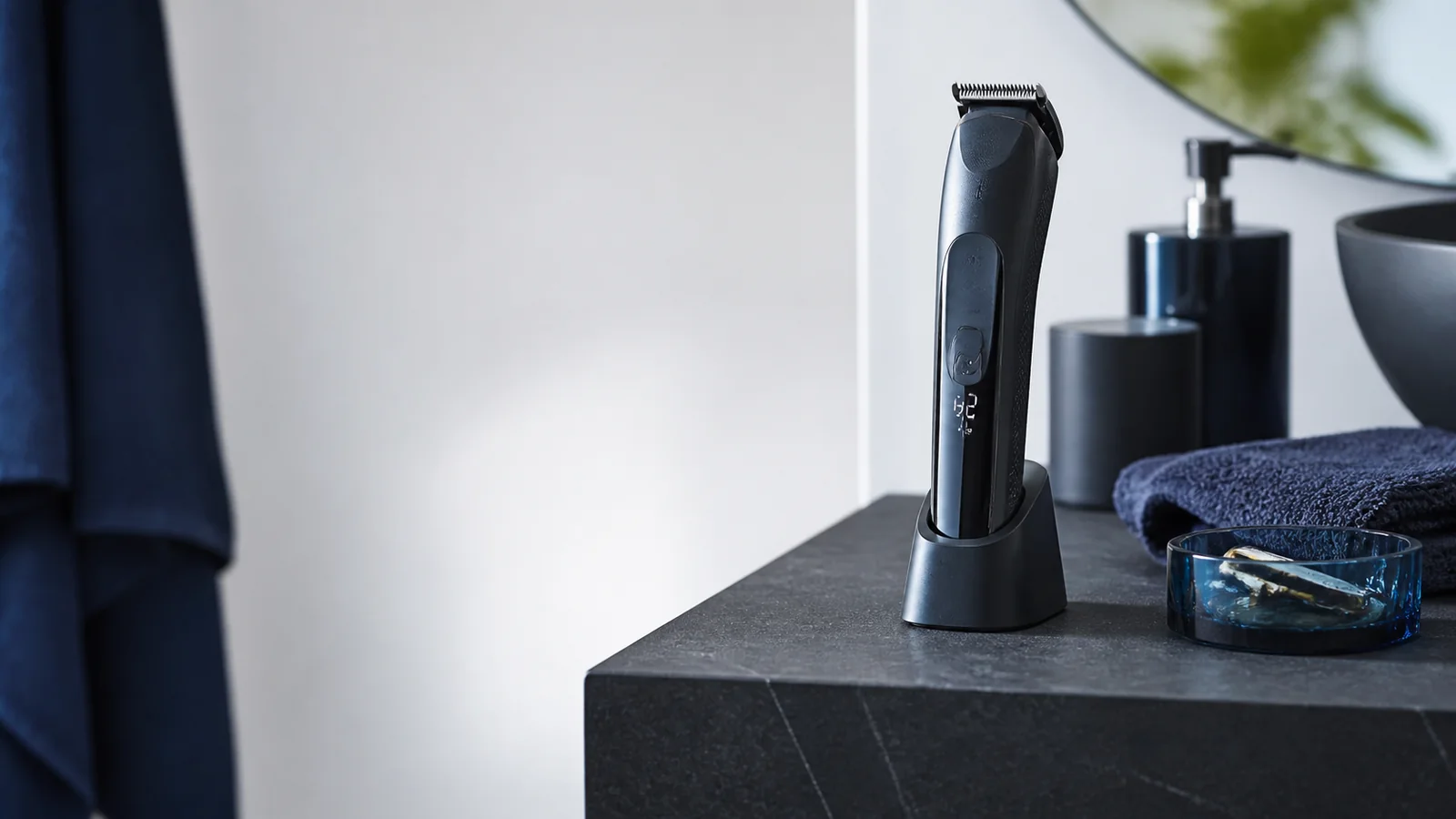 Mise en situation éditoriale d'un tondeuse à barbe intelligente dans son contexte d'usage professionnel